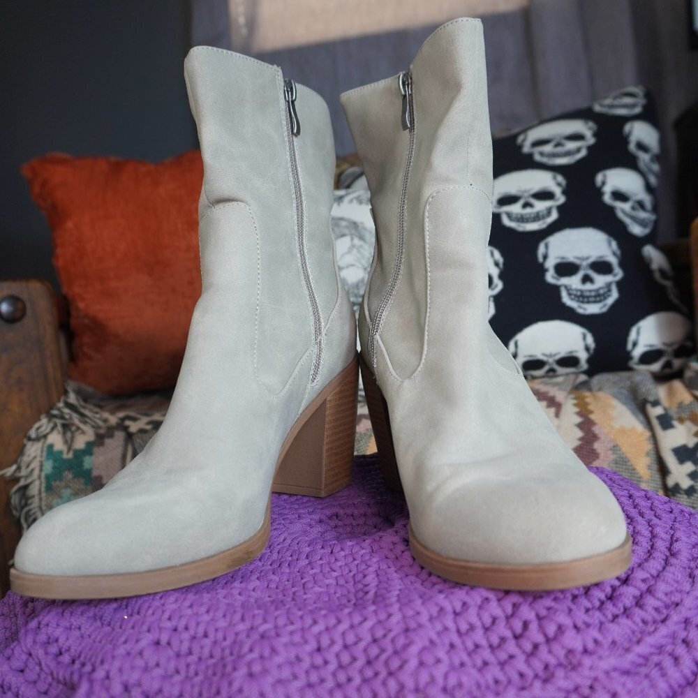 Francesca Womens Light Grey Faux Suede Zip Up Heeled Booties Size 7 1/2